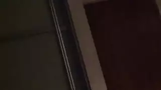 الفتاة الشقراء المثيرة تتعرض لجنس حلق عميق مع كتم في مشهد إباحي صارم