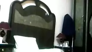 كاميرا خفية تلتقط رغبات فتاة مصرية جامحة في الأفلام الإباحية