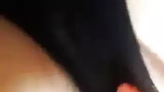 عذراء عربية فاتحة اللون تتباهى بأثدائها الكبيرة الناعمة وتلعب بها