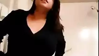 فتاة شديدة الجمال تكشف عن كسها الضيق وطيزها المستدير في عرض مغر