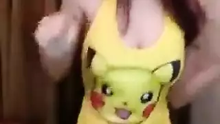 نجم إباحي منفرد يحصل على حمولة ساخنة على وجهه