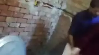 فتاة ريفية تُمارس معها الجنس بقوة في التبن