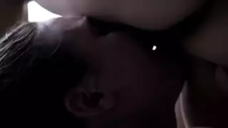 أختان سحاقيتان تئنان في مشهد لحس حميمي