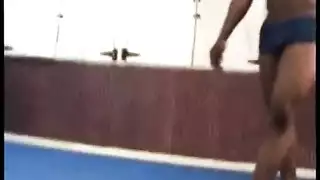 المدير يستعير الجنس لإرضاء موظفيه المتطلبين