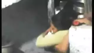 حفلة نيك تحت السلالم: طحن وتقبيل عميق