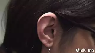 مكالمة إيقاظ إباحية: قضيب ضخم يخترق فتحة المراهقة الضيقة