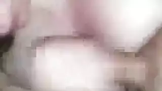امرأة سمراء سلوتي تمارس الجنس الشرجي بينما زوجها خارج المدينة لقضاء عطلة نهاية الأسبوع