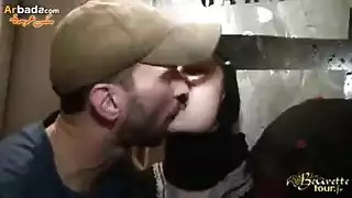 ‫مشهد إباحي: تفحيط محجبة منحنية على السلالم‬