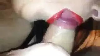 مص الشفايف بين البنات