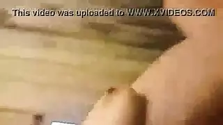 نقود مقابل اختراق مزدوج: شقراء مثيرة تخدم رجلين