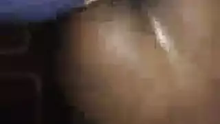 عاهرة سمراء تحصل على حلقها معبأ بقضيب صلب