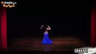 فتاة زرقاء جامحة في رقصة إثارة إباحية