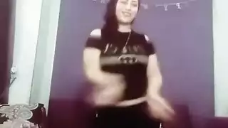 إكس إكس إكس: أخصائية رقص عربي تنخفض وتأخذ زب كبير