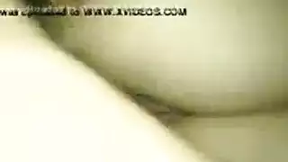 يمسك عشيقته الجانبية عارية، بحمالة صدر سوداء، يداعب كسها الضيق قبل النيك العنيف