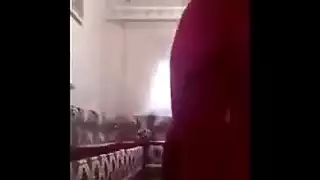 نزع قميص النوم الأحمر من أجل ضربات جنسية قاسية وتدفق