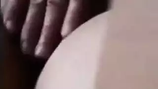 عاهرة أنيقة تأخذ خاتماً ضخماً عميقاً في داخلها