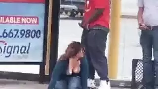 لقاء عام: رجل أسمر وفتاة عاهرة يمارسان الجنس في المحطة