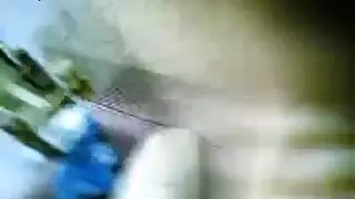 حلوة تأخذ قضيبًا كبيرًا في حظيرة