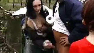 عاهرات فرنسيات تجد غريباً لجلسة استمناء علنية