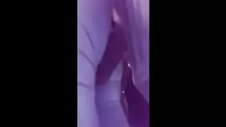 نيك علني في الحافلة: فرك قضيب قوي على مؤخرتها