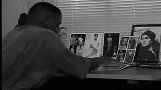 الرجل يداعب فتحة شرجها ثم يضرب مهبلها بعنف