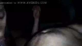 الآسيوية الجميلة تهيمن على مجموعة شباب في علاقة جماعية بدون وقاية