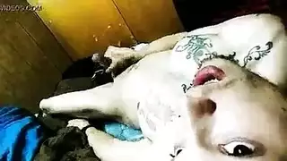 فتاتان ثنائيتان الميول: من سحاقيات إلى إيلاج مزدوج في بورنو