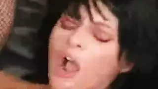 جماع آسيوي في المطبخ مع أصدقاء متحمسين