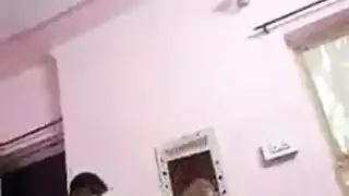 عيل صغير ينك جارته في الورشة