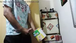 نساء تقذ بغزارة