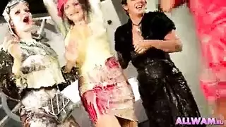 جنس خارجي صريح: حوريتان ممتلئتان تتبادلان الأدوار على لعبة جنسية عملاقة