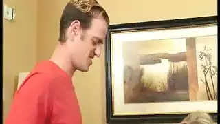 مثير ناضجة شقراء إعطاء الرأس والبول على بطنها