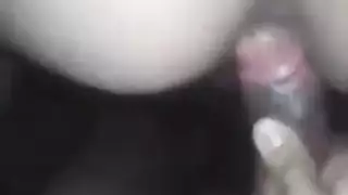 فتاة مثيرة تُلمس على طاولة المساج مشهد إباحي كامل