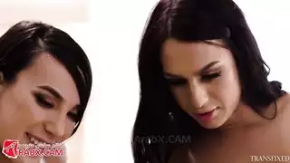 محاطة بنجوم إباحية شيميل ذات أزبار كبيرة