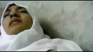 عذراء عربية تحصل على أول تجربة إباحية لها