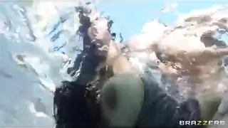 كندرا الشبقية تنكح صبي المسبح بقوة