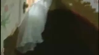 فاتنة الإيطالية والإيطالية تقاسم الحيوانات المنوية لزجة خلال الثلاثي بين الأعراق مع جارتها الجديدة