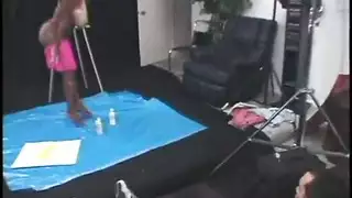 خادمة مثيرة كبيرة الصدر تبحث بشراسة عن قضيب منتصب ضخم