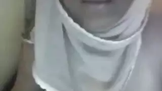 قضيب عربي كبير يدمر فتحات فتاة محجبة