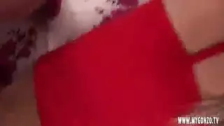 الجميلة النائمة تحصل على قضيب في فمها