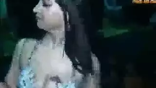 راقصة عاهرة تئن بكلام فاحش في فيلم جنسي صريح