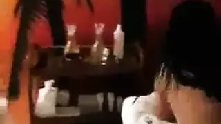 أثداء ومؤخرة مغطاة بالزيت تُمارس الجنس خيال مساج رولا الجامح