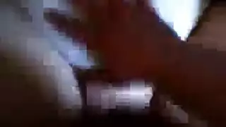 عاهرة الألعاب تستمتع بعبادة القضيب والجنس بالديلدو