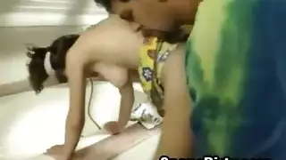 بورن ساخن: فتاة مراهقة أجنبية تلمس صدورها في الحمام