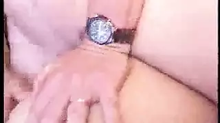 شهر العسل الجماعي: عروس تأخذ في دبرها بأقضبة سوداء كبيرة