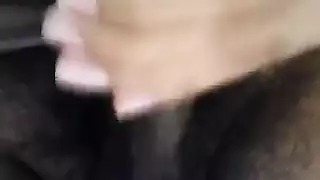 الشاب المثير وقضيبه العملاق استمناء يدوي حتى انفجار المني